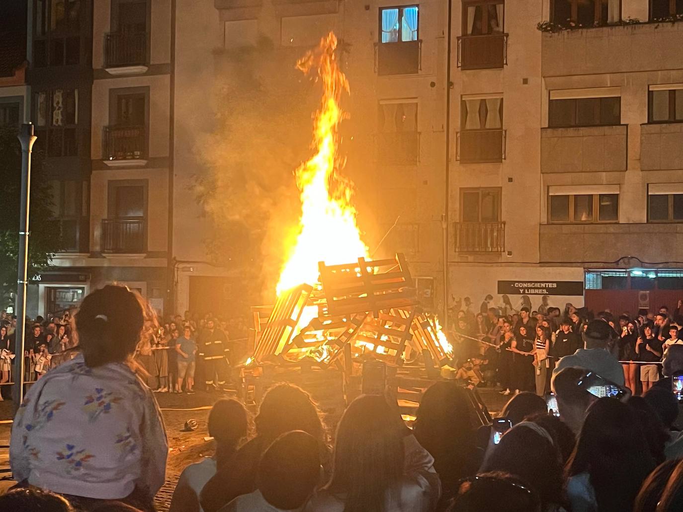 Las hogueras de San Juan iluminan la noche en Asturias