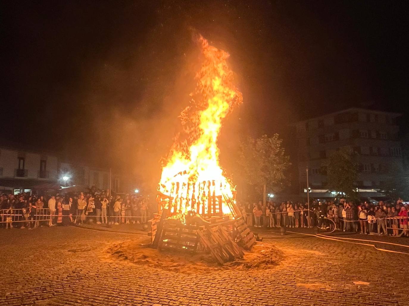 Las hogueras de San Juan iluminan la noche en Asturias