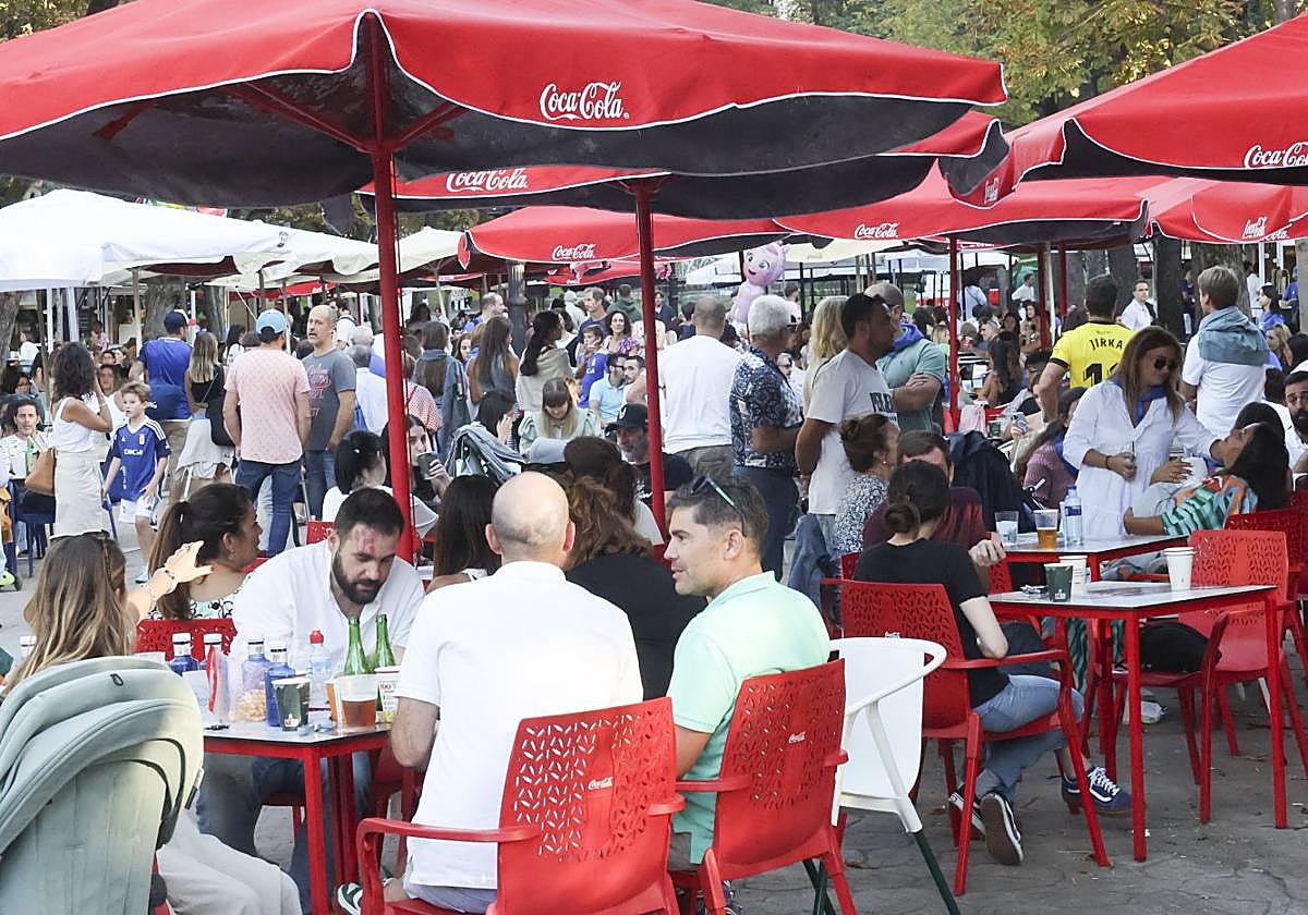 Ambiente en las casetas de San Mateo del Campo San Francisco durante una de las jornadas festivas del año pasado.