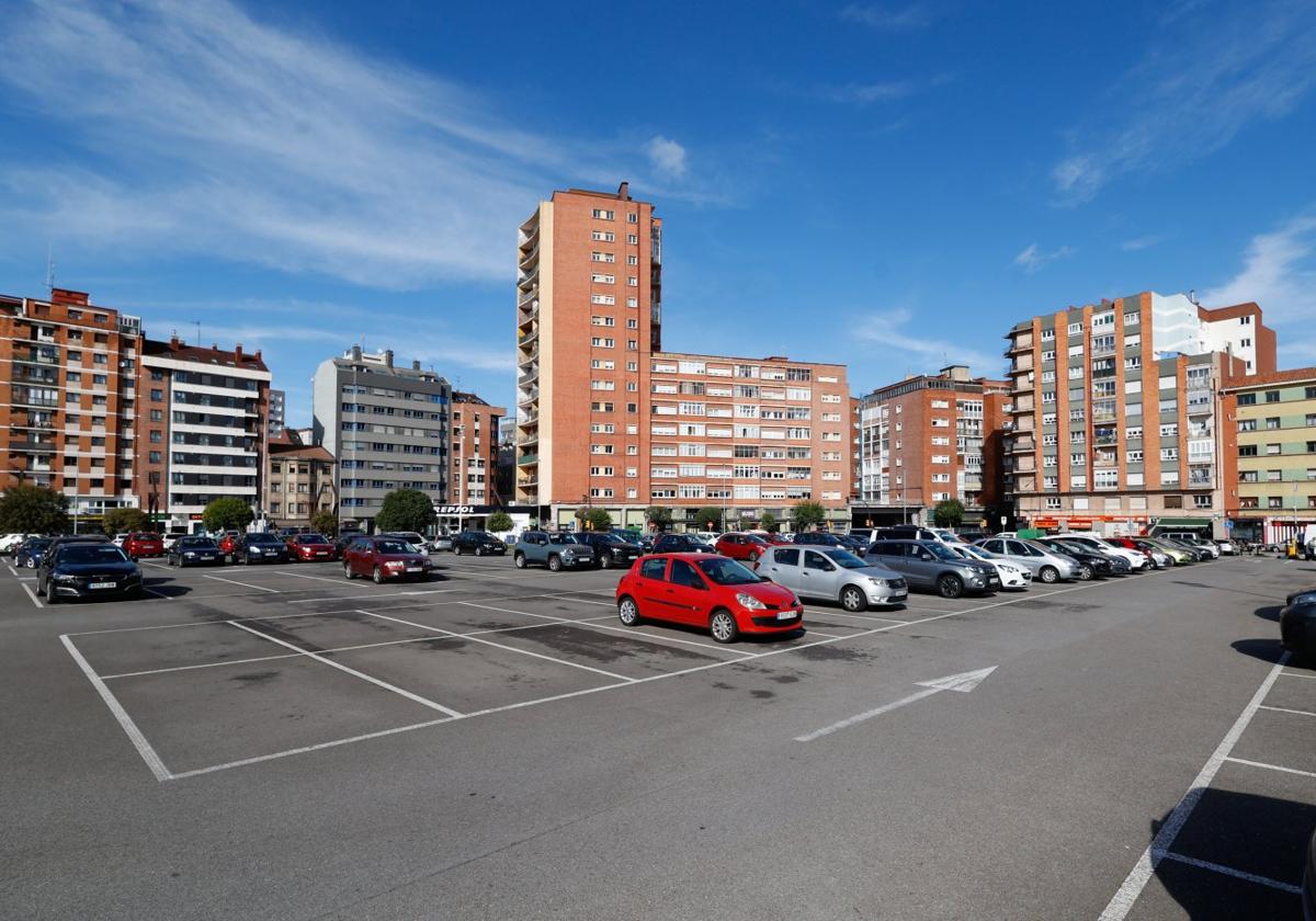 Vehículos estacionados en la parcela de la antigua escuela de Peritos, donde se levantarán 250 pisos.