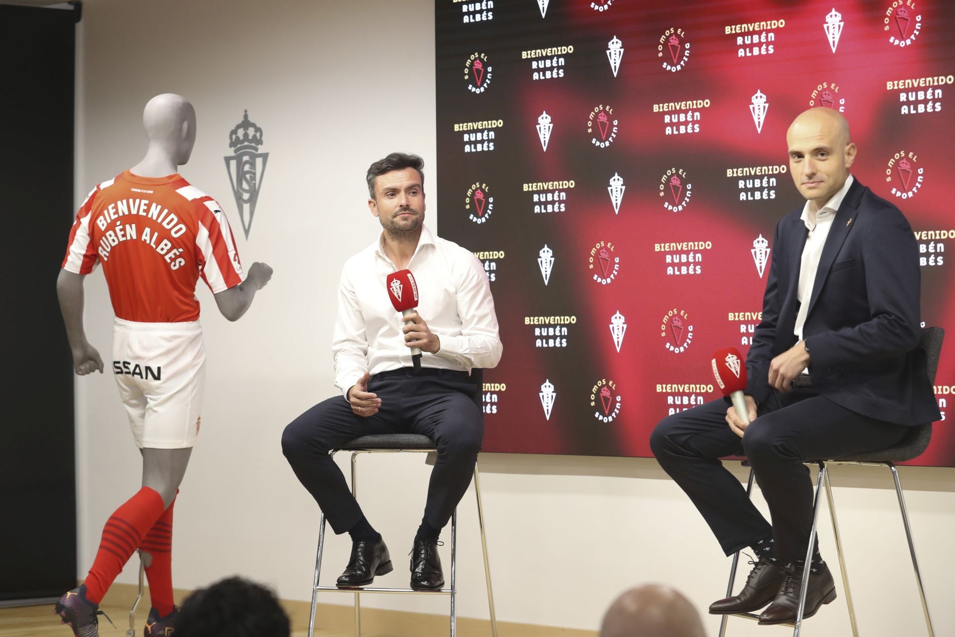 La presentación de Rubén Albés como entrenador del Sporting, en imágenes