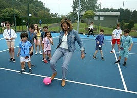 La concejala de Deportes chuta a gol en el Pequecampus.