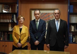 Tres de los cuatro hermanos Sierra Sánchez. De izquierda a derecha, Nuria Sierra Sánchez, gerente de Prendas Laborales San Antonio; Amador José Sierra Sánchez, director general de Obrerol, y Alejandro Sierra Sánchez, director financiero de Obrerol.