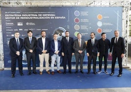 Foto de familia de autoridades durante la inauguración de las jornadas de defensa en la nave de Cañones de la fábrica de armas de La Vega.