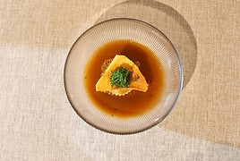 Plato de sopa de la mar con centollo