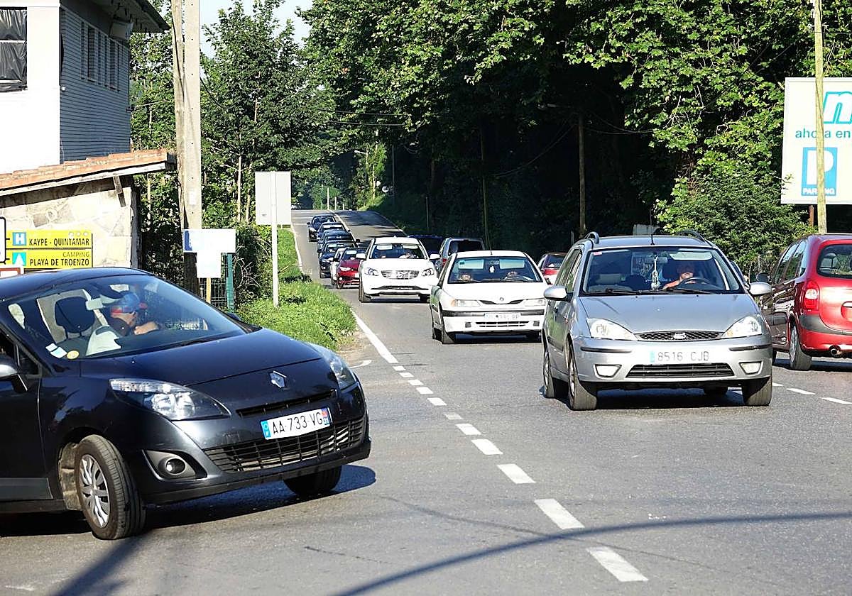 Tráfico intenso en la carretera de Celorio, en Llanes.