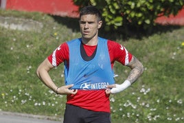 Djuka, durante un entrenamiento en Mareo con el Sporting.