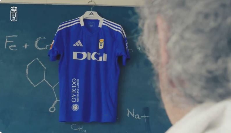 El Real Oviedo presenta su nueva camiseta «azul, sin pijaes»