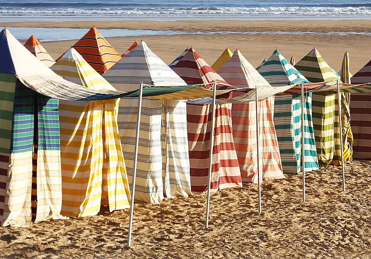 Casetas en la playa de San Lorenzo.