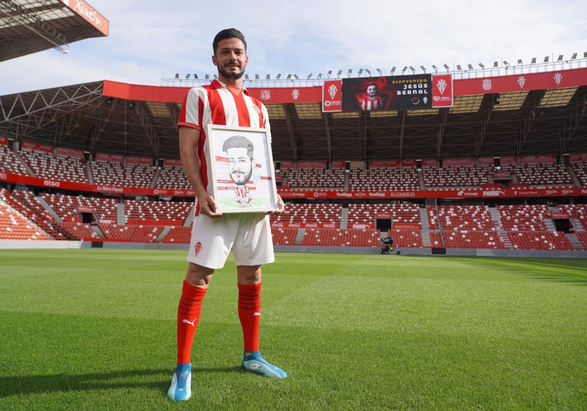 Jesús Bernal, en El Molinón, el nuevo fichaje Sporting.