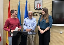 Javier Suárez Llana (IU), Luis Manuel Flórez 'Floro' (PSOE) y Olaya Suárez (Podemos), durante la rueda de prensa de este jueves.