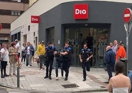 Momento en que el presunto ladrón es detenido por los agentes.