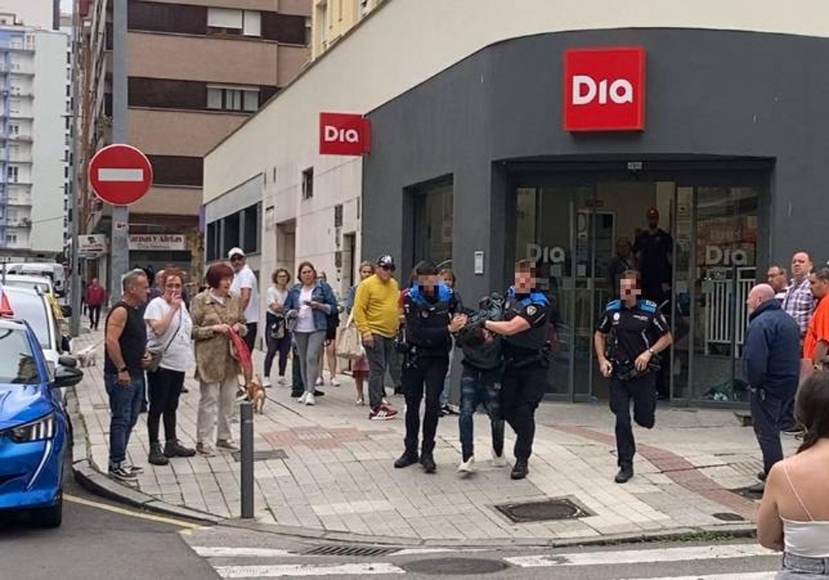 Momento en que el presunto ladrón es detenido por los agentes.