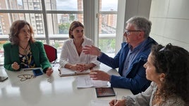 La directora general de Cuidados y Coordinación Sociosanitaria, Rocío Allande, y el presidente del Comité de Garantía y Evaluación, José Fernández, en el centro, junto a personal técnico de la consejería.