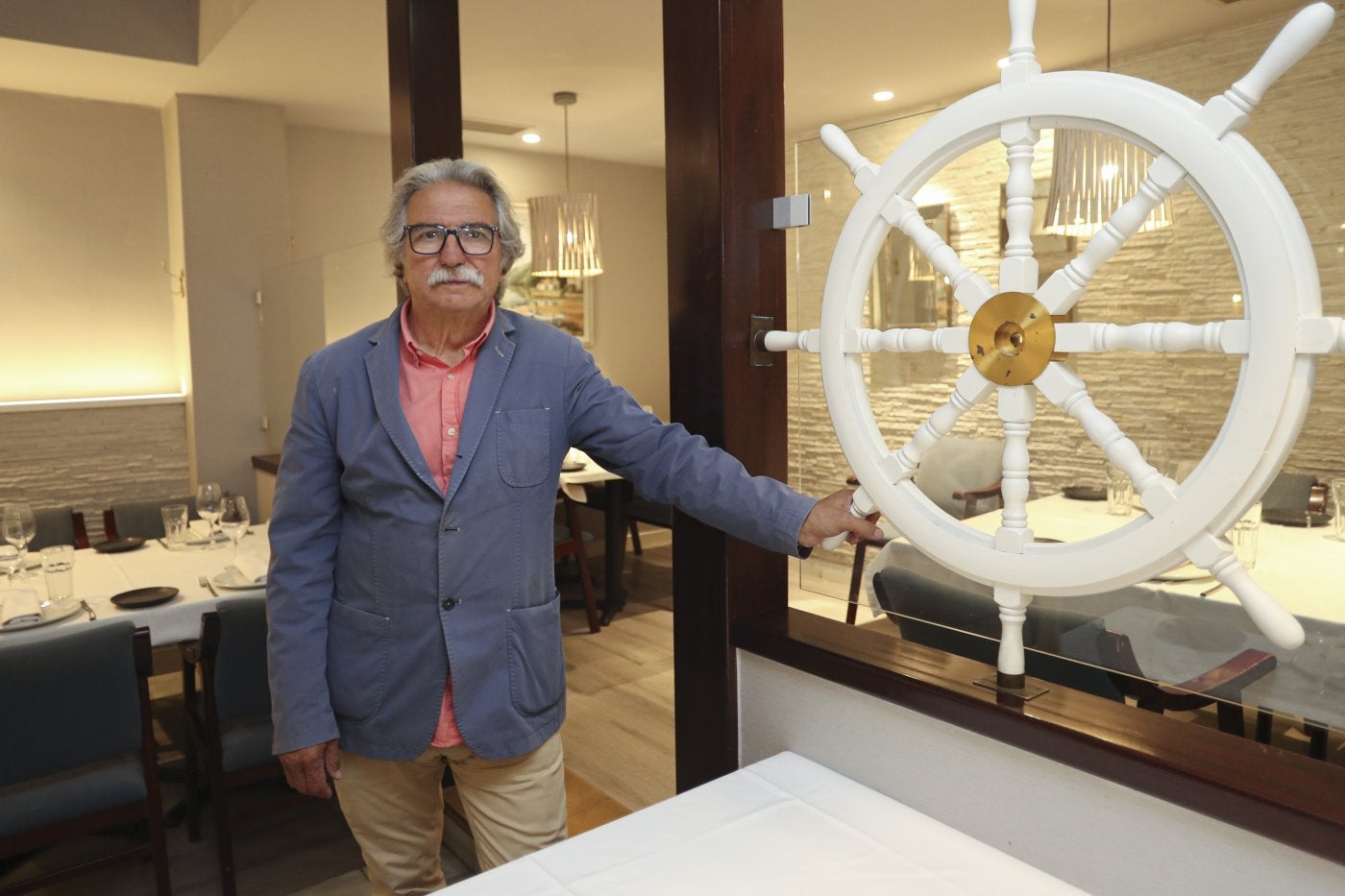 Vicente Crespo, en su restaurante, un referente gastronómico en Gijón.