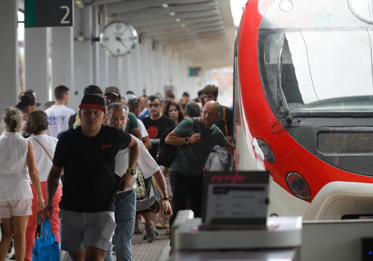 Viajeros en la estación de tren de Sanz Crespo de Gijón.