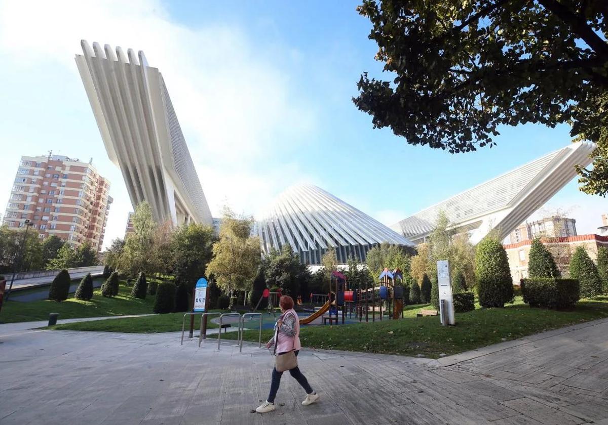 Una mujer pasea por delante del parque frente al el edificio Calatrava, cerrado desde 2019.