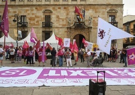 Concentración en apoyo a una la autonomía propia para el Reino de León, ante el Palacio de los Guzmanes, sede de la Diputación de León.