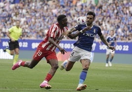 Juan Otero y Diego Costas disputan un balón en el derbi disputado en el Carlos Tartiere la pasada temporada.