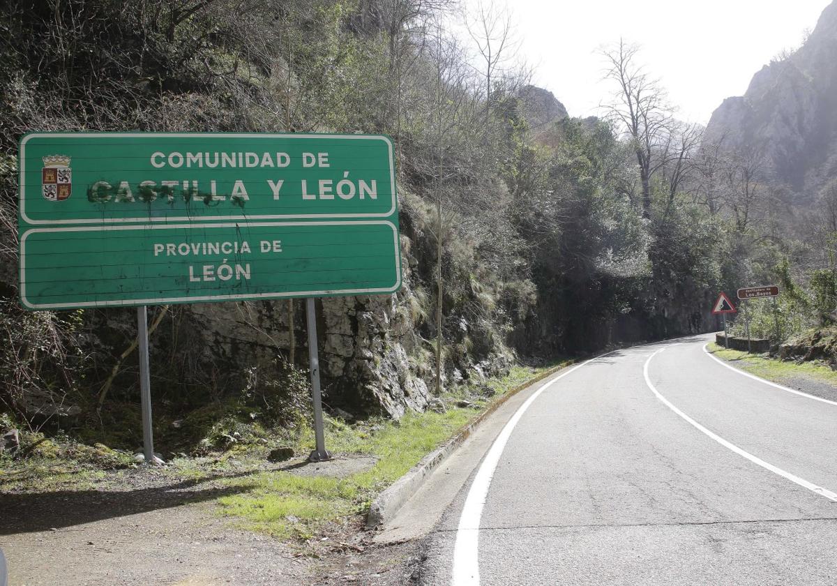 Límite con León por la carretera del desfiladero de Los Beyos (N-625).