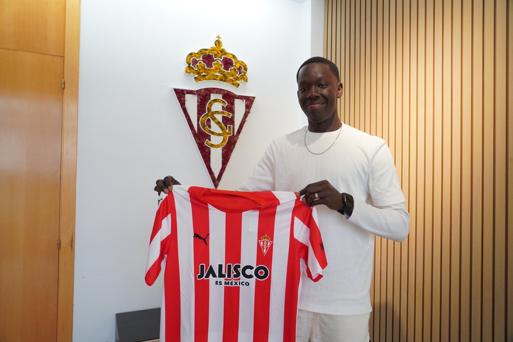 Amadou Coundoul posa con la camiseta del Sporting.