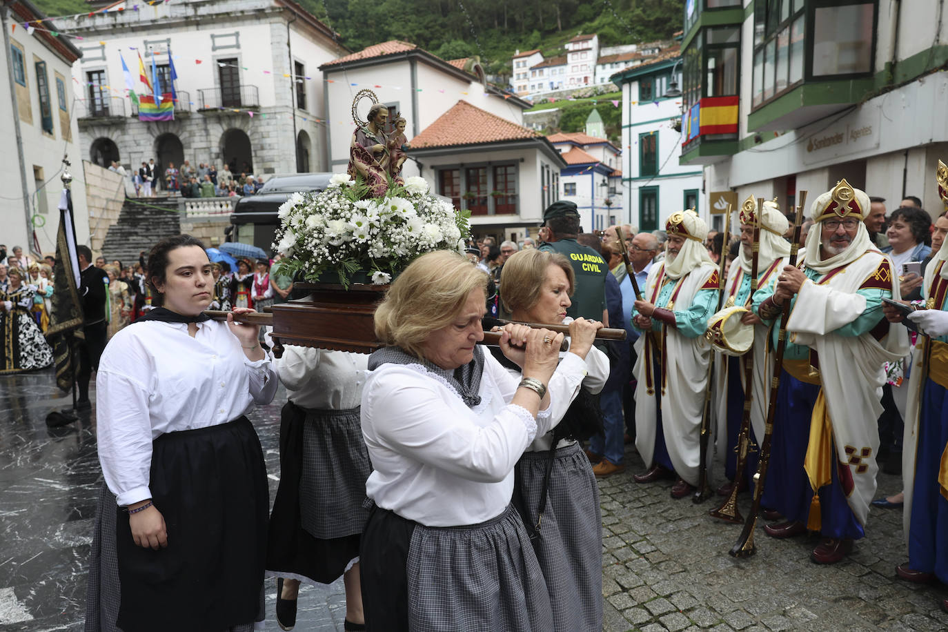 Cudillero brilla por San Pedro: las imágenes una Amuravela multitudinaria