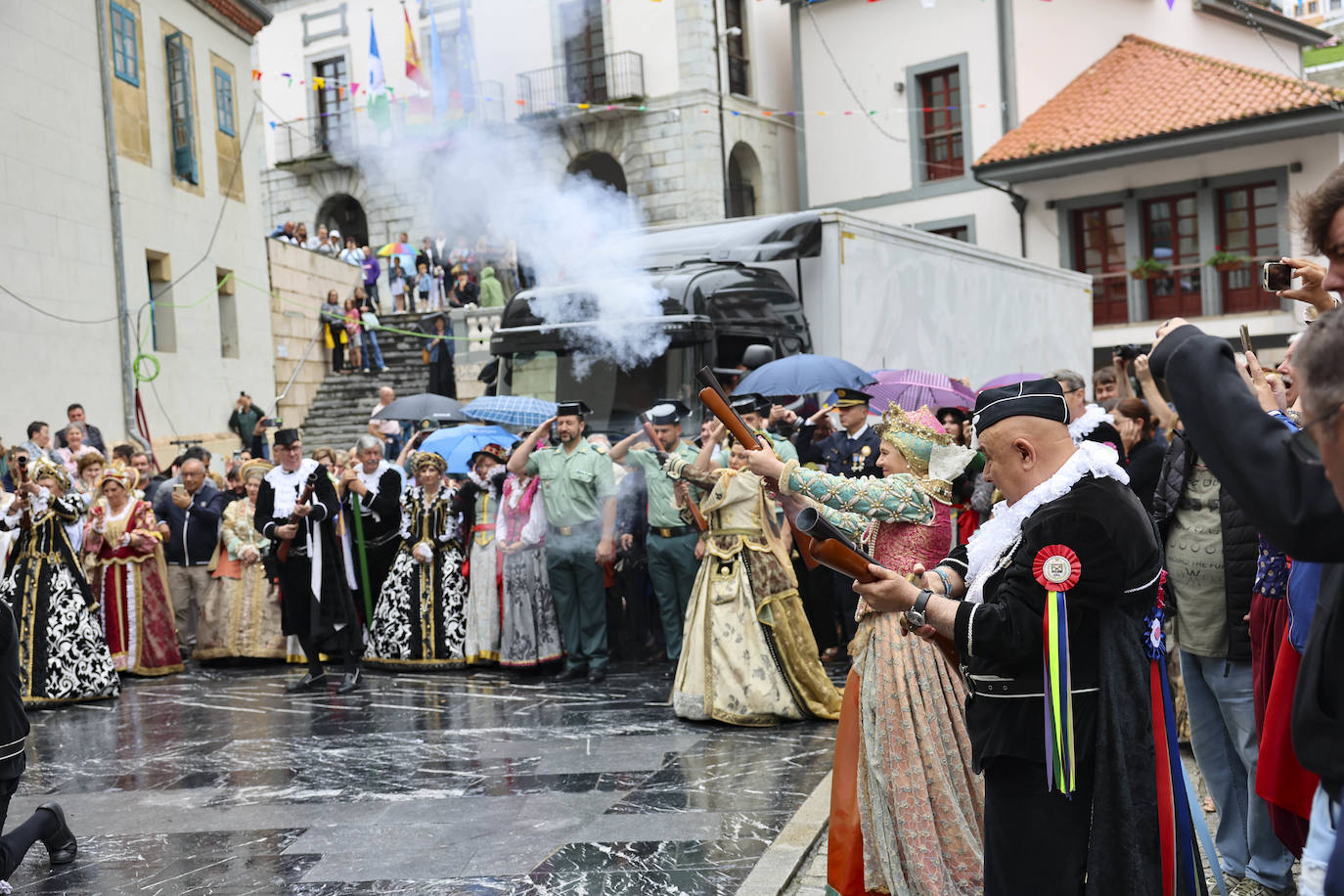 Cudillero brilla por San Pedro: las imágenes una Amuravela multitudinaria