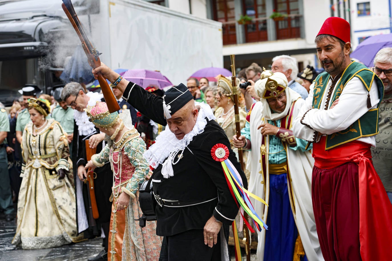 Cudillero brilla por San Pedro: las imágenes una Amuravela multitudinaria