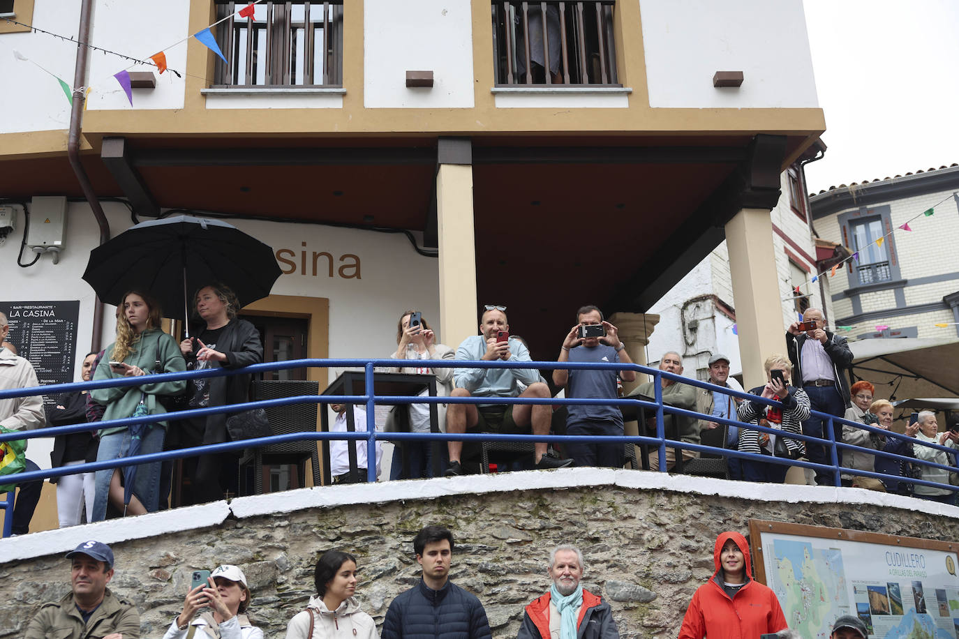 Cudillero brilla por San Pedro: las imágenes una Amuravela multitudinaria