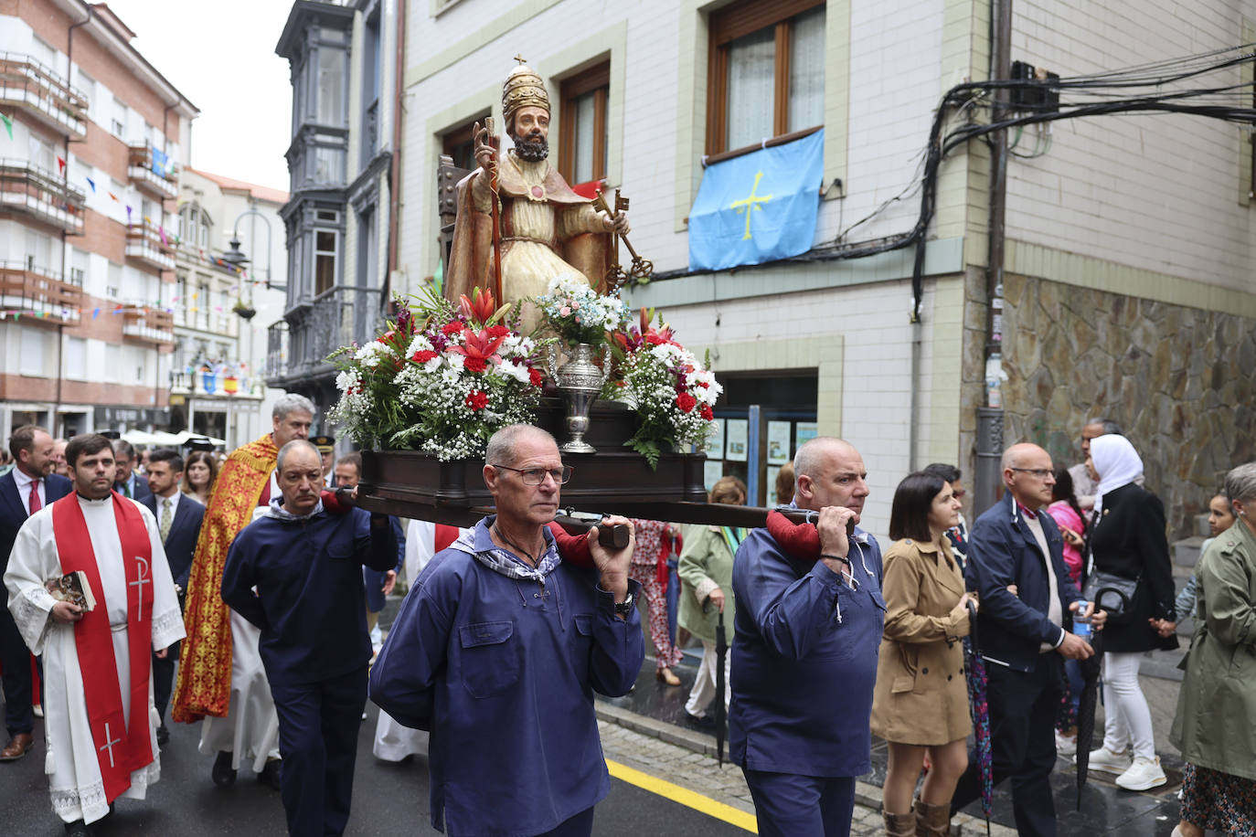 Cudillero brilla por San Pedro: las imágenes una Amuravela multitudinaria