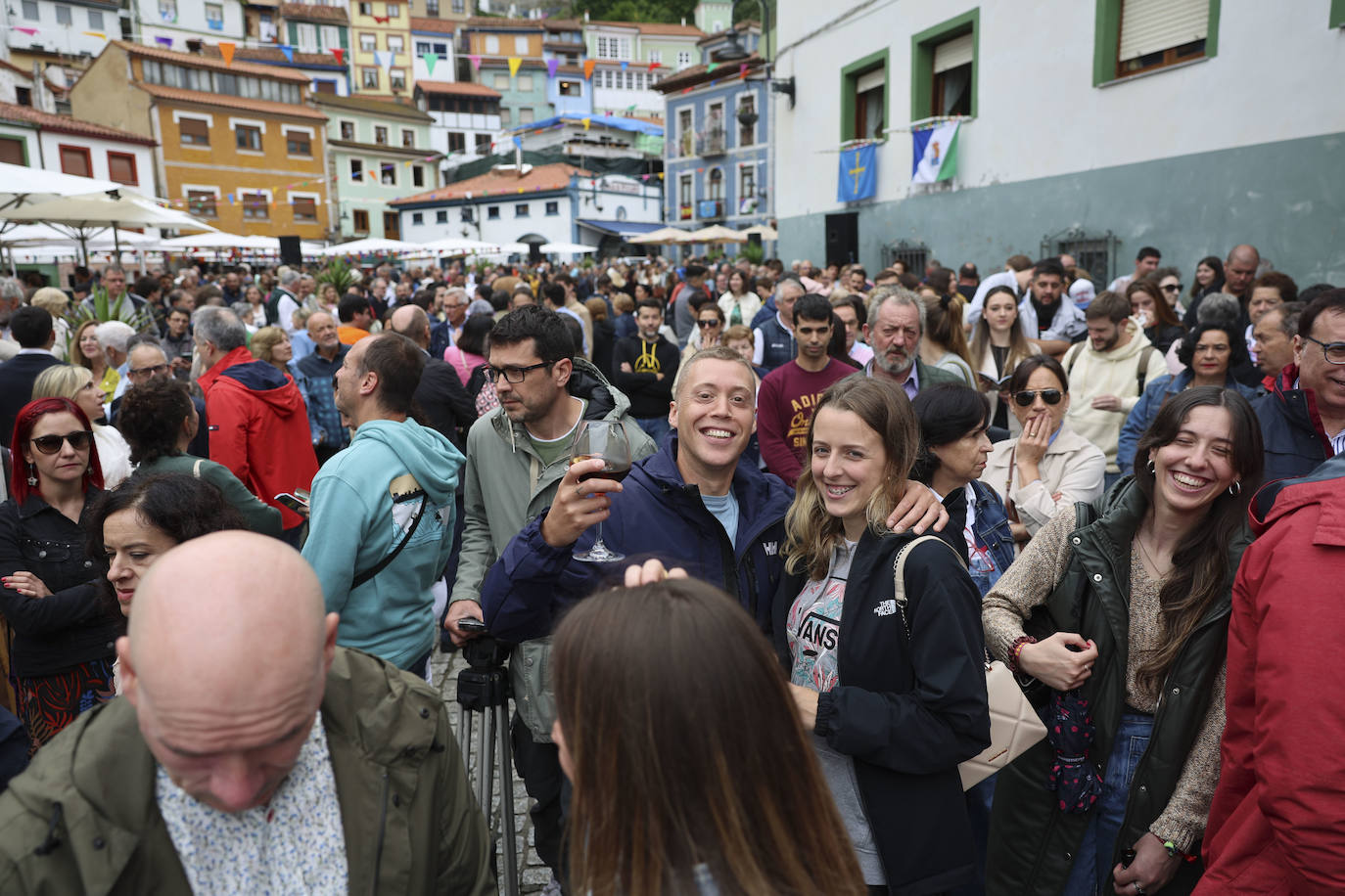 Cudillero brilla por San Pedro: las imágenes una Amuravela multitudinaria
