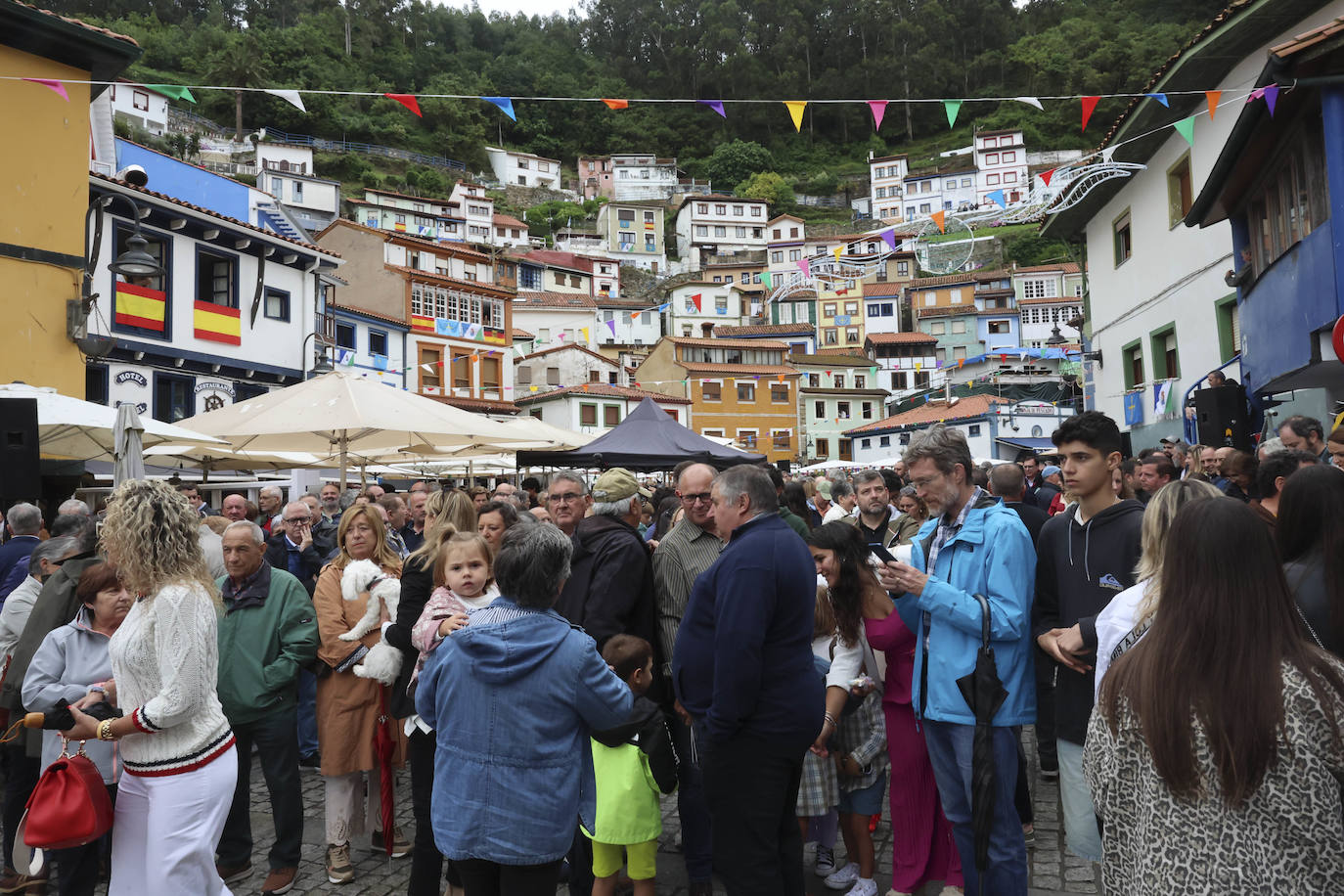Cudillero brilla por San Pedro: las imágenes una Amuravela multitudinaria