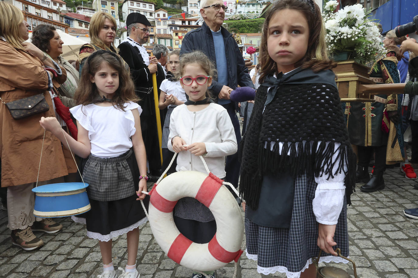 Cudillero brilla por San Pedro: las imágenes una Amuravela multitudinaria