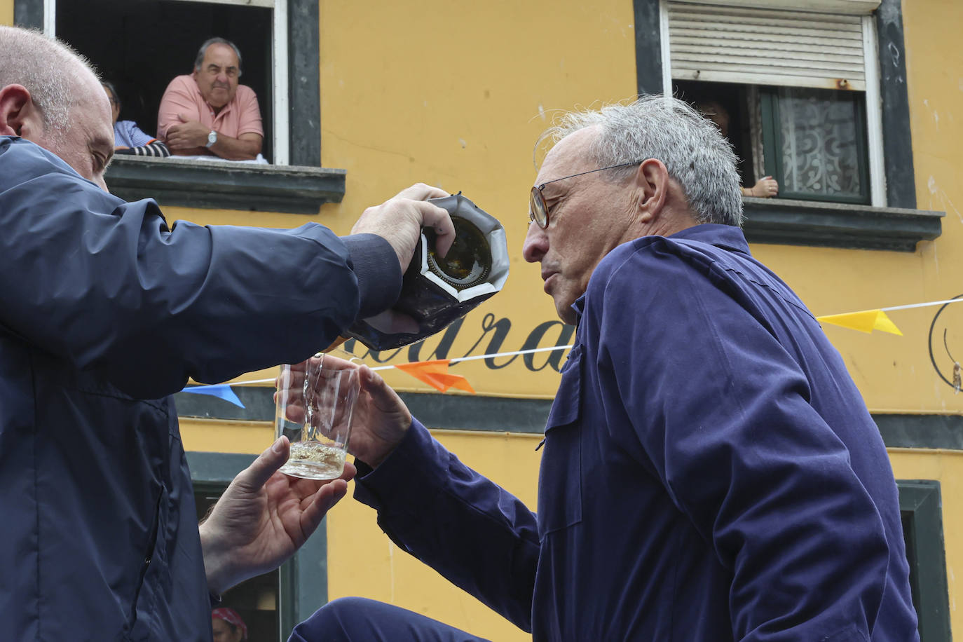 Cudillero brilla por San Pedro: las imágenes una Amuravela multitudinaria