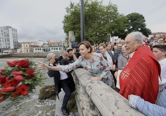 Ocho cofrades sacaron de la iglesia a hombros la imagen de San Pedro para presidir la tradicional bendición de las aguas, acto que contó con la participación de la alcaldesa, Carmen Moriyón.