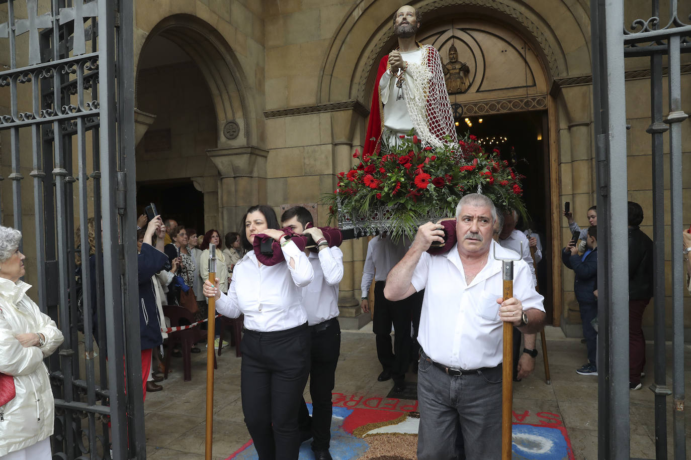 Gijón inicia los festejos por San Pedro con la bendición de las aguas