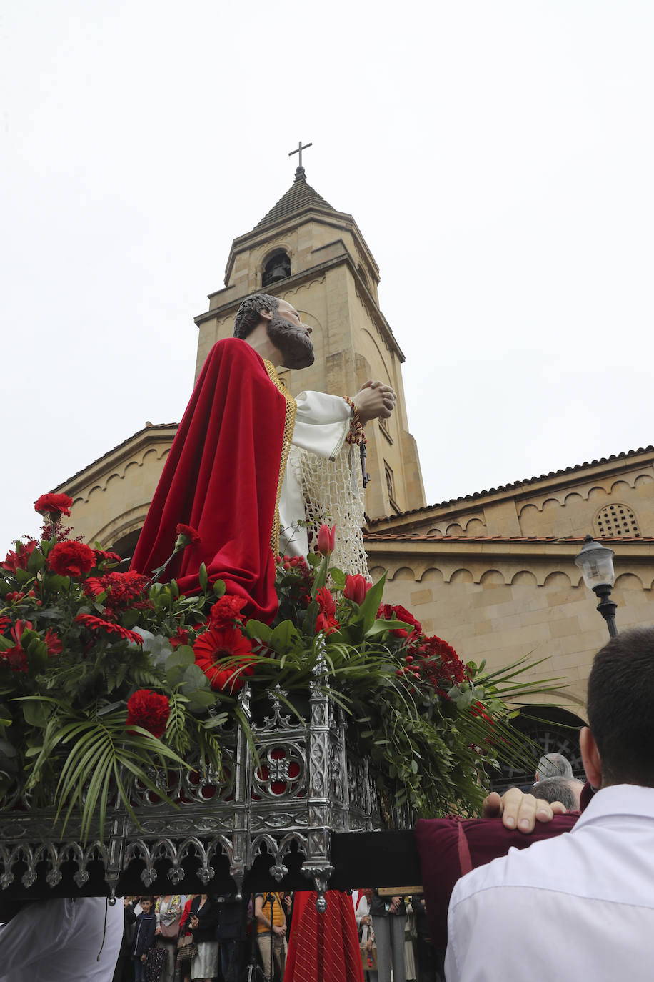 Gijón inicia los festejos por San Pedro con la bendición de las aguas