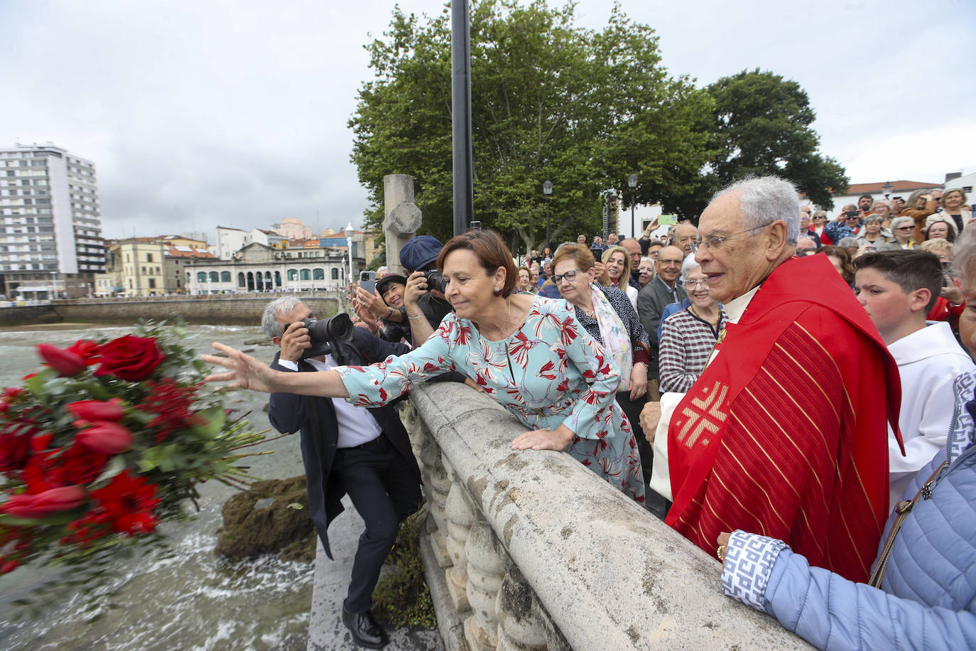 Gijón inicia los festejos por San Pedro con la bendición de las aguas