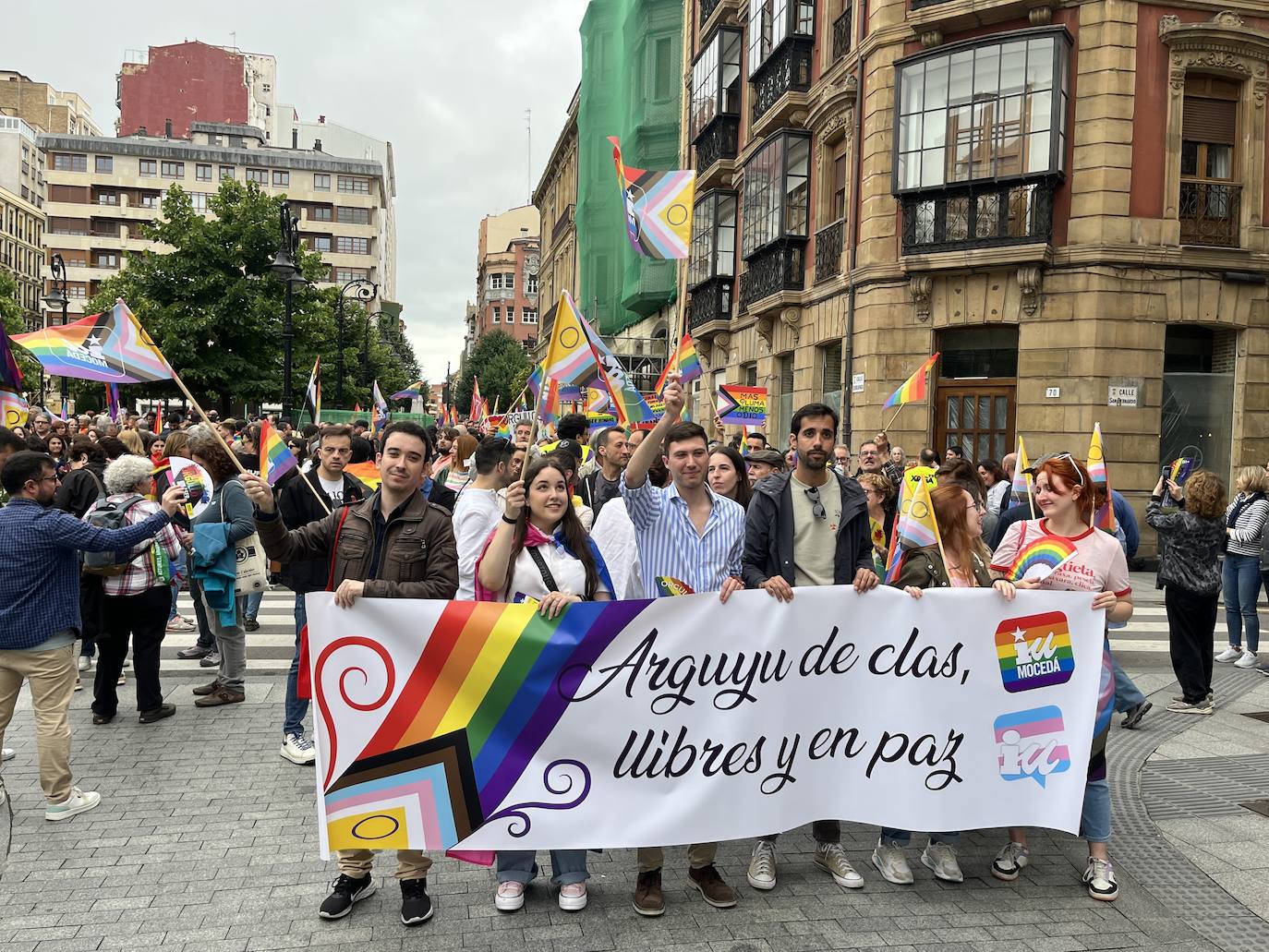 Las calles de Gijón se llenan de orgullo y de reivindicaciones a partes iguales