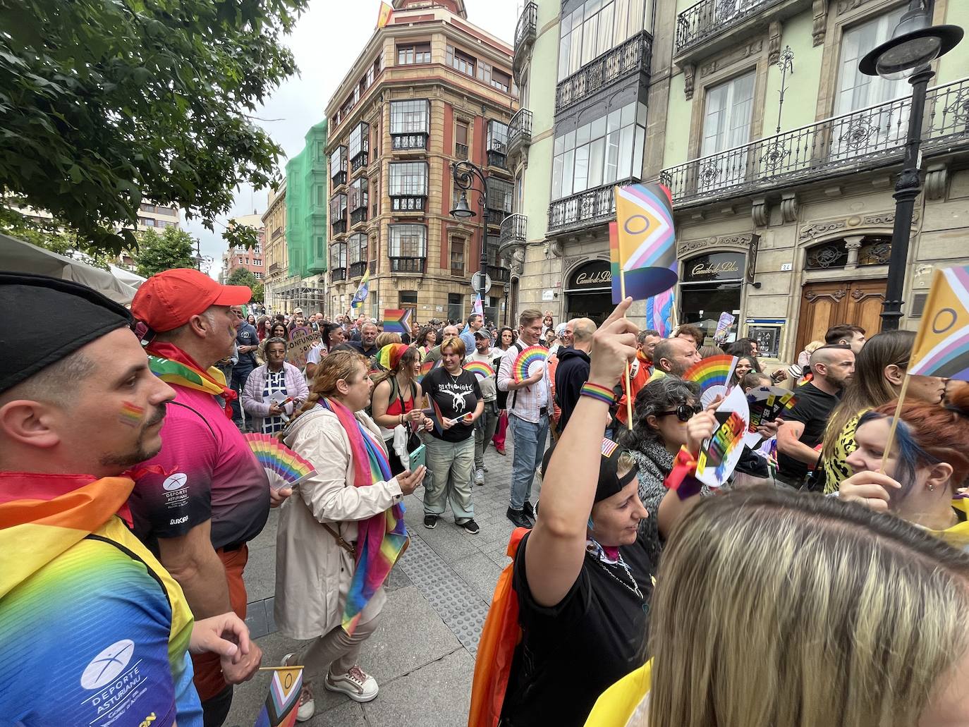 Las calles de Gijón se llenan de orgullo y de reivindicaciones a partes iguales