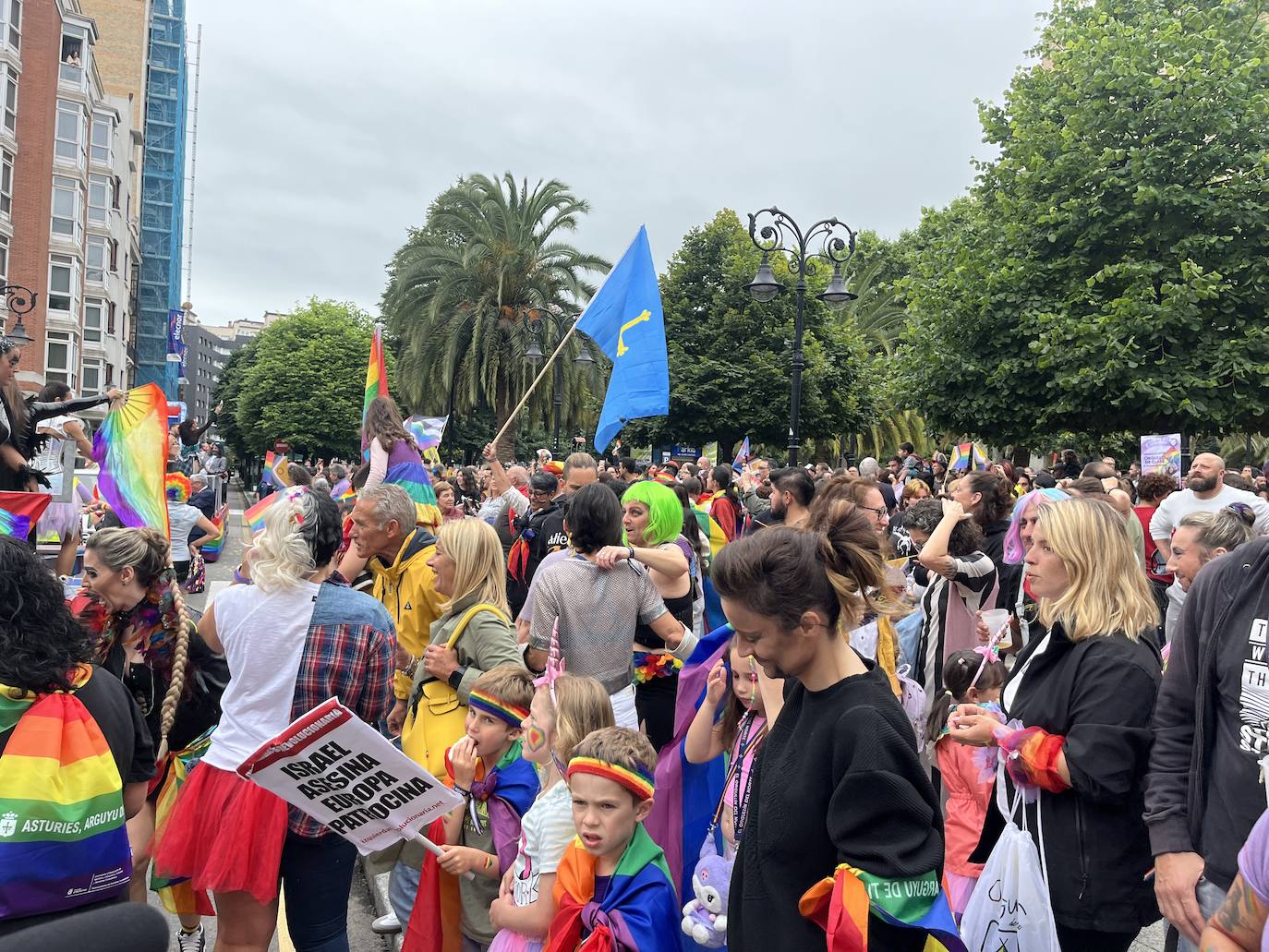 Las calles de Gijón se llenan de orgullo y de reivindicaciones a partes iguales