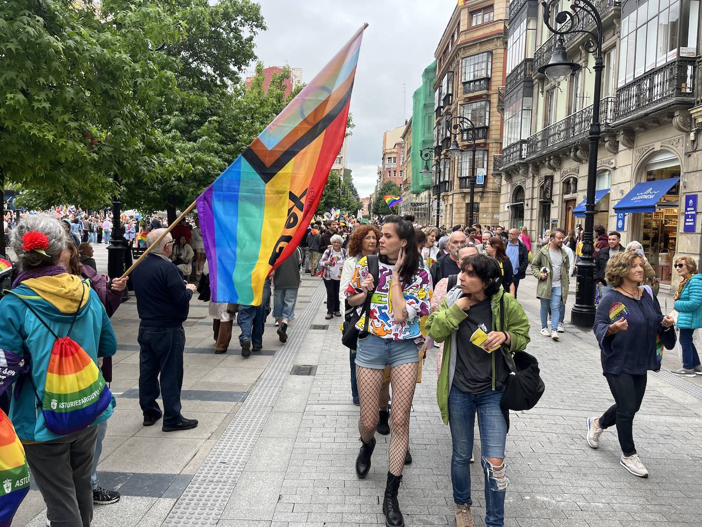 Las calles de Gijón se llenan de orgullo y de reivindicaciones a partes iguales