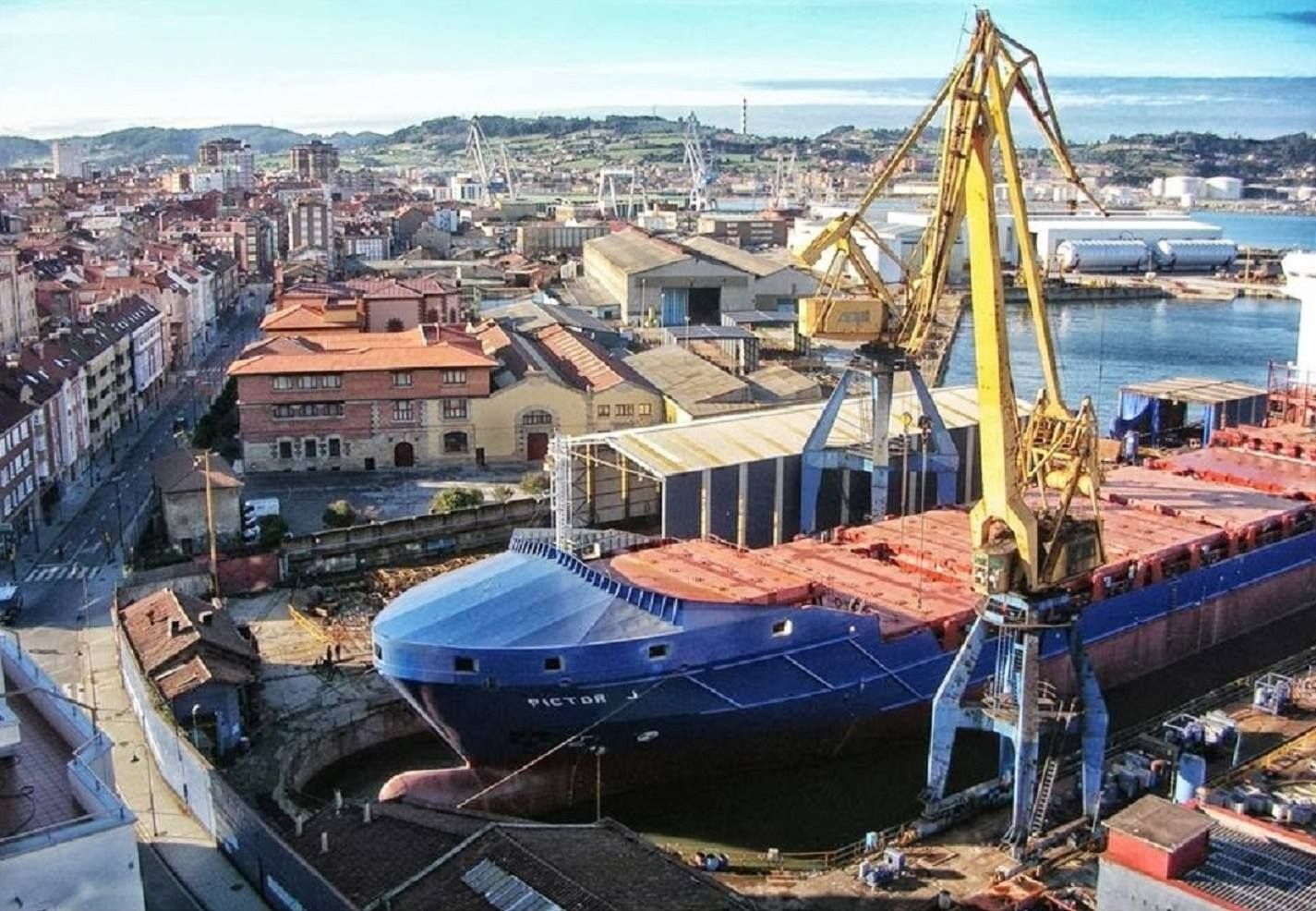 Acabando la construcción del enorme portacontenedores Víctor en Naval Gijón. Mayo de 2009.