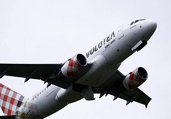 Un avión de Volotea despegando.