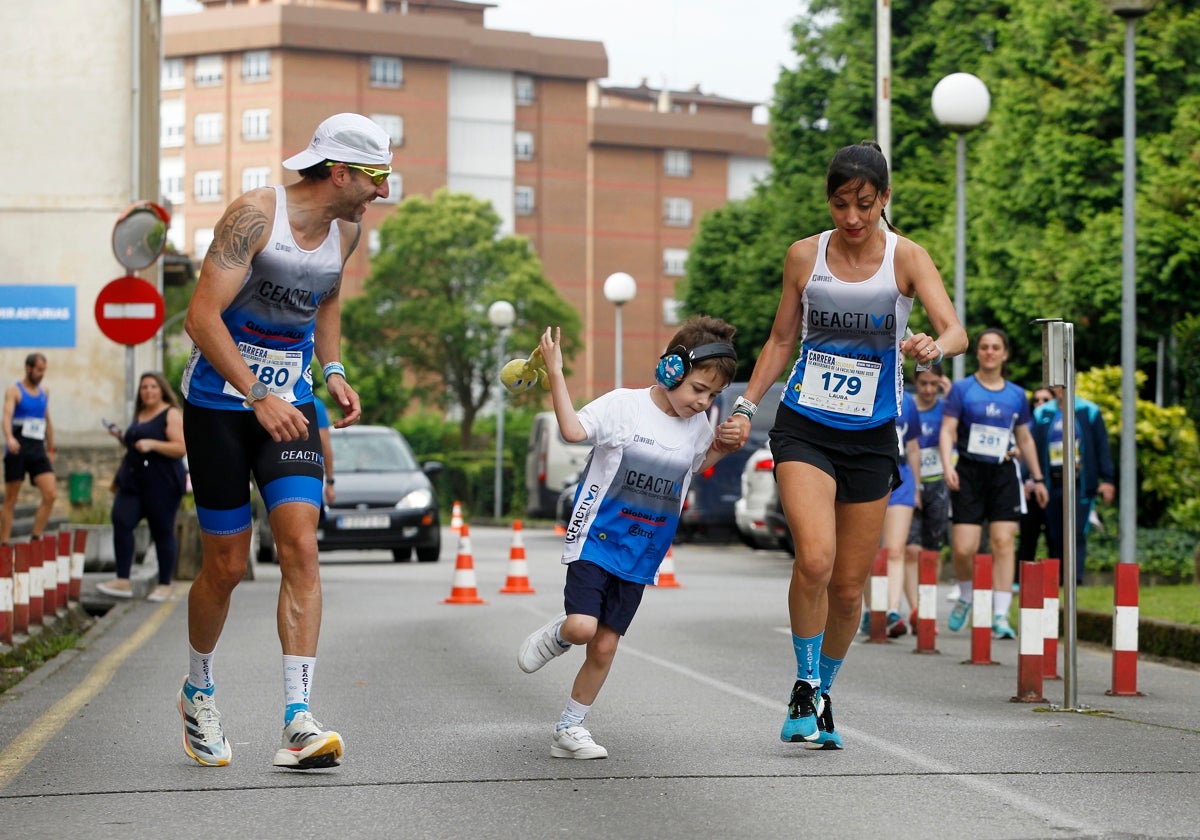 Un instante de la carrera, en la que participaron pequeños y mayores.