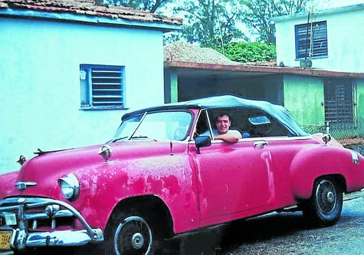 Imagen principal - Viajando por Centroamérica. En Carnaval, una fiesta que le alucinó. Preparando un cóctel .