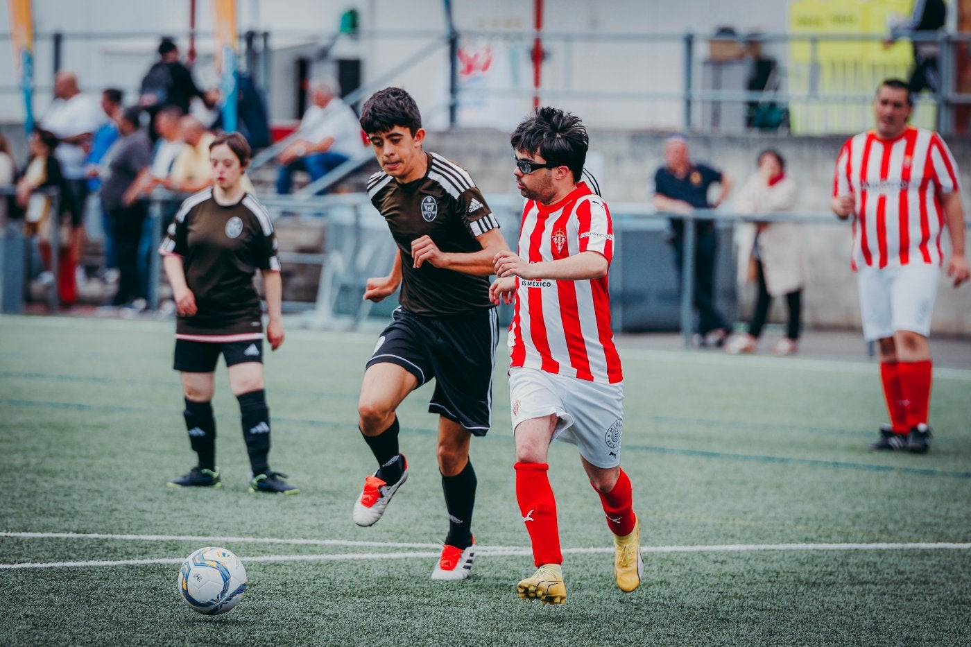 Un momento del partido entre el Montevil y el Sporting.