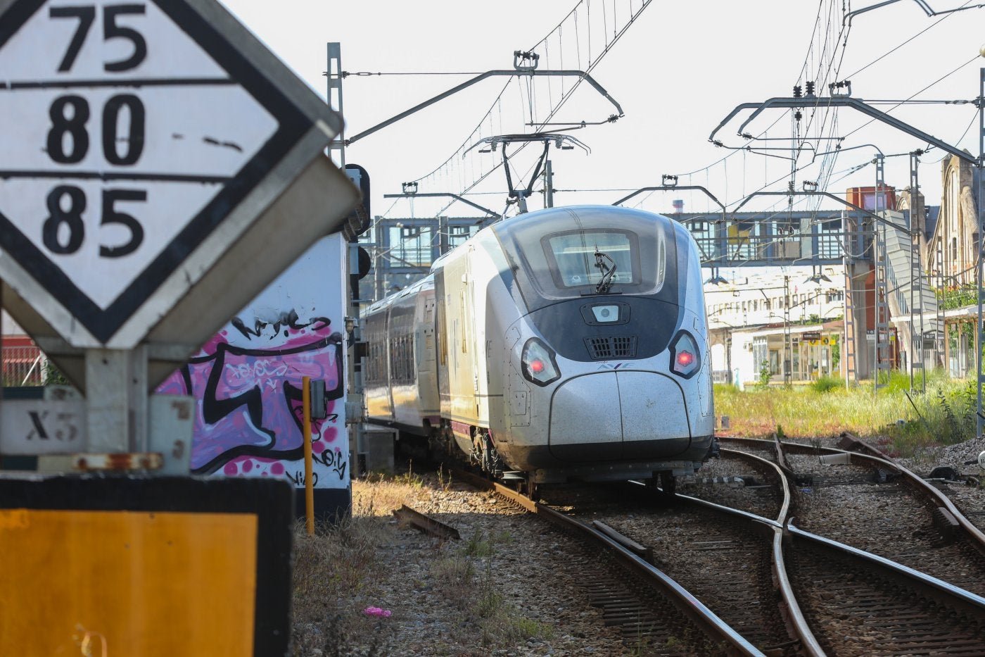 Una unidad de alta velocidad circula por Avilés durante las pruebas previas a su llegada.