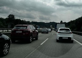 Imagen del atasco en la autovía del Cantábrico.