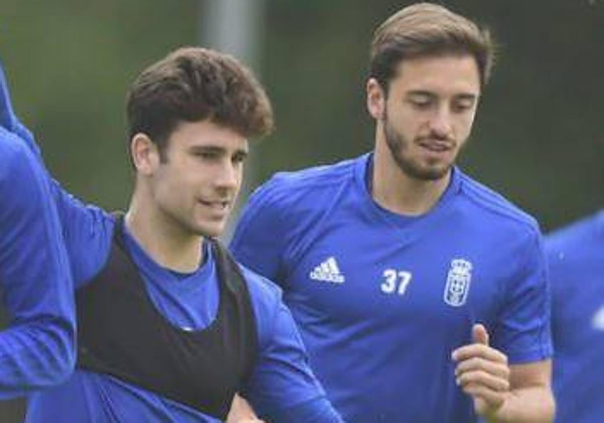 Josín, a la derecha, en su etapa en el Real Oviedo.
